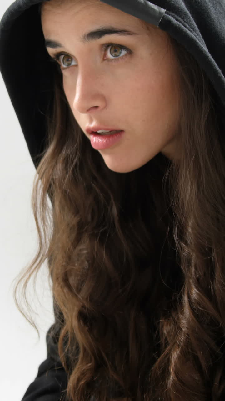 una mujer hacker usando una computadora portátil.