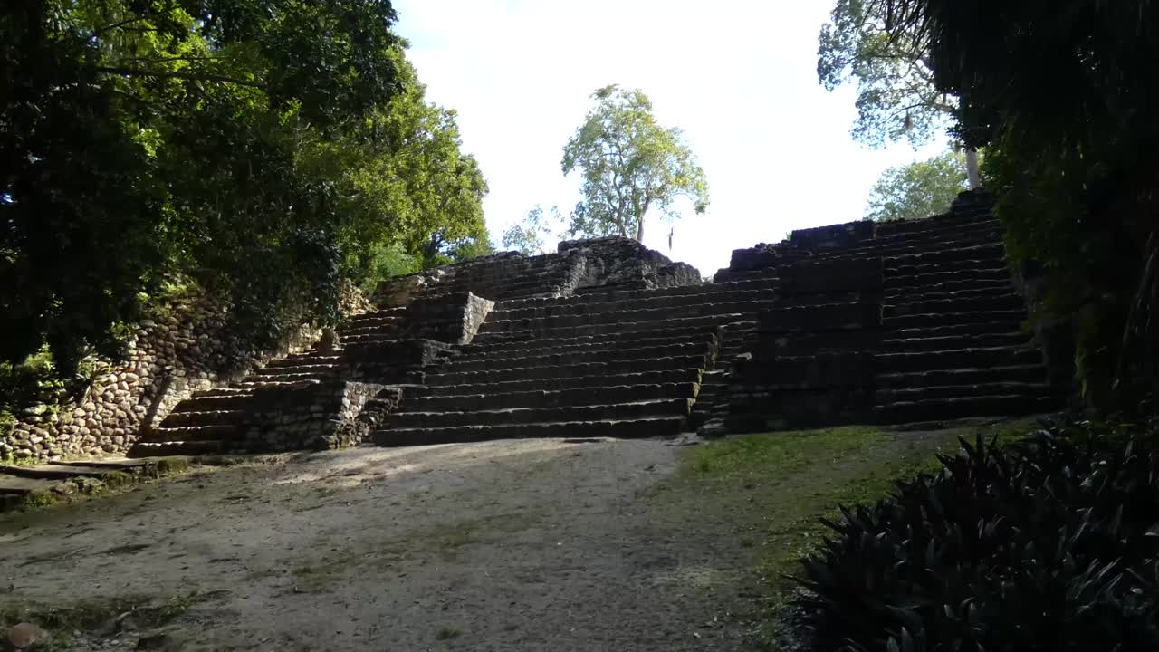 los gemelos en chacchoben, sitio arqueológico maya, quintana roo, méxico