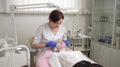 tratamiento facial en un salón de belleza