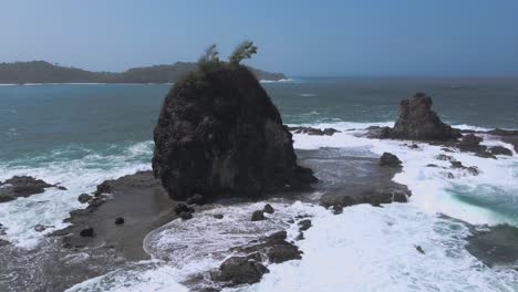 Rocky-islands-and-powerful-ocean-waves,-aerial-view