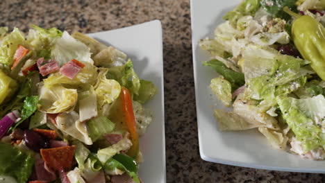 Zwei-Gemüsedichte-Italienische-Gehackte-Salate,-Schieberegler-Nahaufnahme-4k