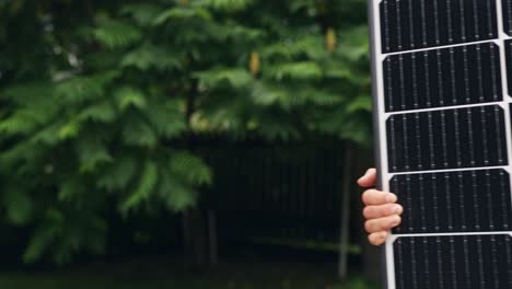 persona que lleva el panel solar y se prepara para la instalación, vista estática