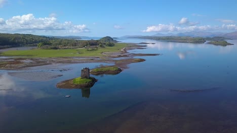 Acosador-Del-Castillo-En-La-Costa-Oeste-De-Escocia-1