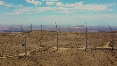 Molinos-De-Viento-Intensivos-En-La-Cima-De-Una-Montaña