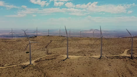 molinos de viento intensivos en la cima de una montaña