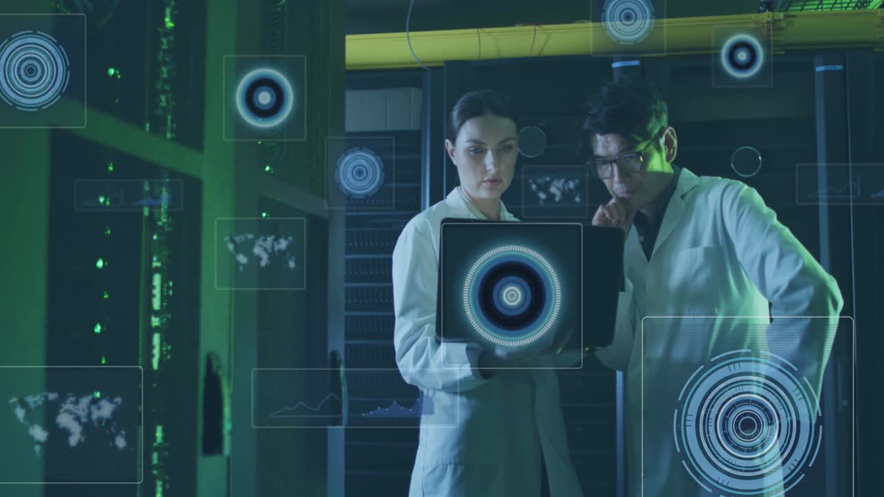 animación de datos sobre diversos ingenieros informáticos masculinos y femeninos con computadoras portátiles por servidores informáticos