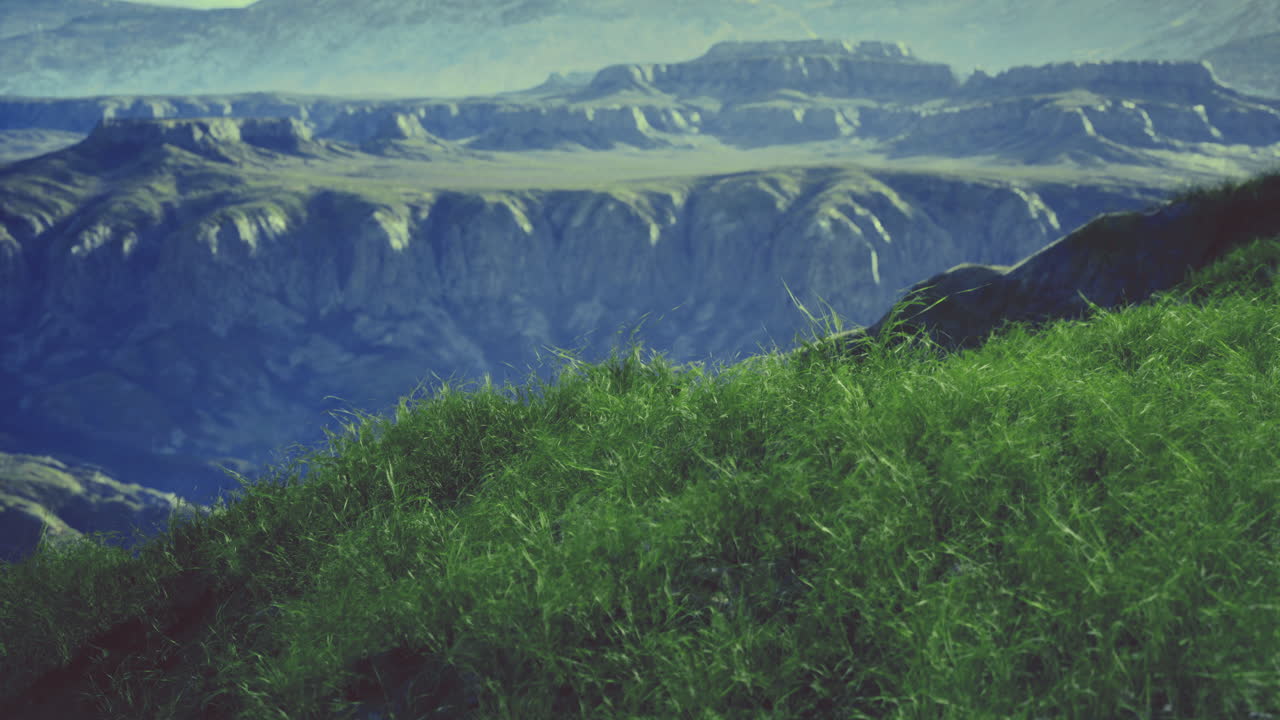 colinas verdes con vistas a acantilados dramáticos en un paisaje sereno