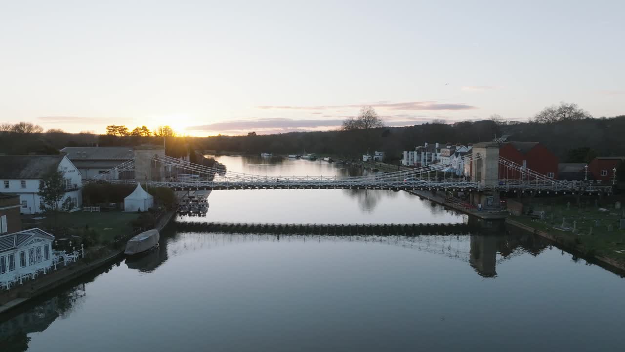 Marlow, UK Langsame Fahrt am Fluss entlang bei Sonnenuntergang mit Blick auf die Brücke