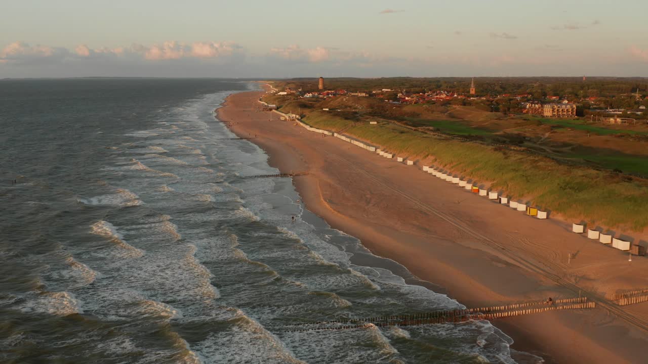 Stranden ved Domburg under en sommersolnedgang.