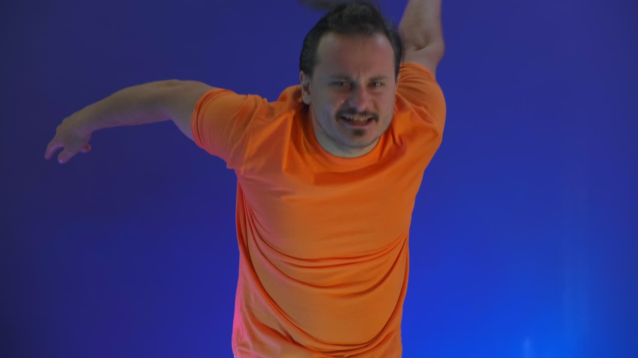 hombre loco divertido bailando en el estudio muy contento concepto ganador.