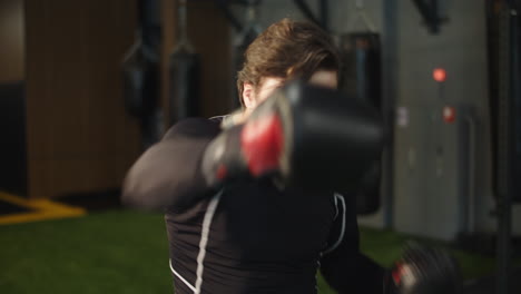 entrenamiento de atletas con guantes de boxeo en un club deportivo