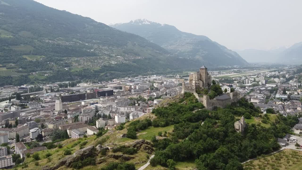 조감도에서 스위스의 작은 마을 앞 언덕에 있는 아름다운 중세 성