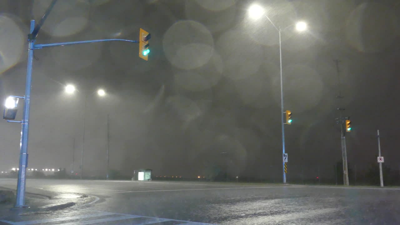 дождь идет над североамериканским городом, наводнение, ливень, мокрый