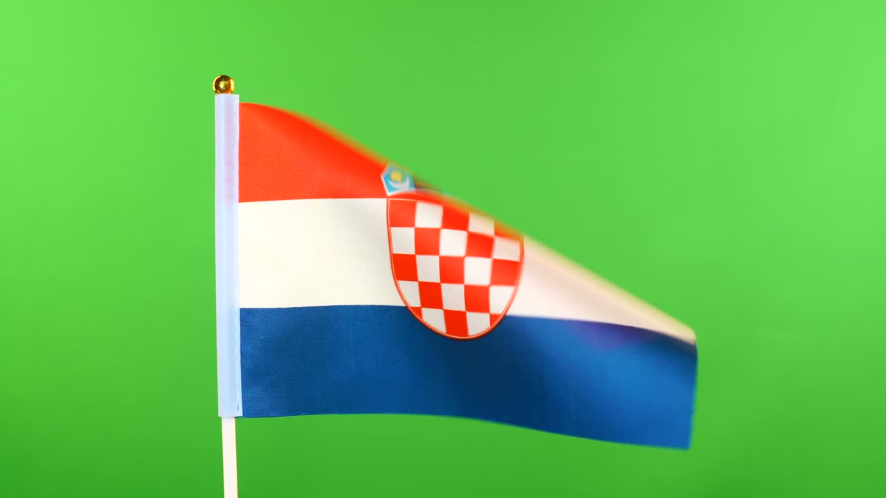 크로아티아 발은 초록색 바탕에 있는 발 기둥 위에서 바람에 흔들리는 크로아시아 발입니다.