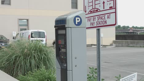 cerca de un parquímetro moderno en el estacionamiento