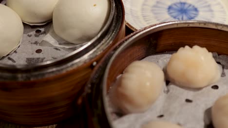 platos de dim sum variados en vaporizadores de bambú