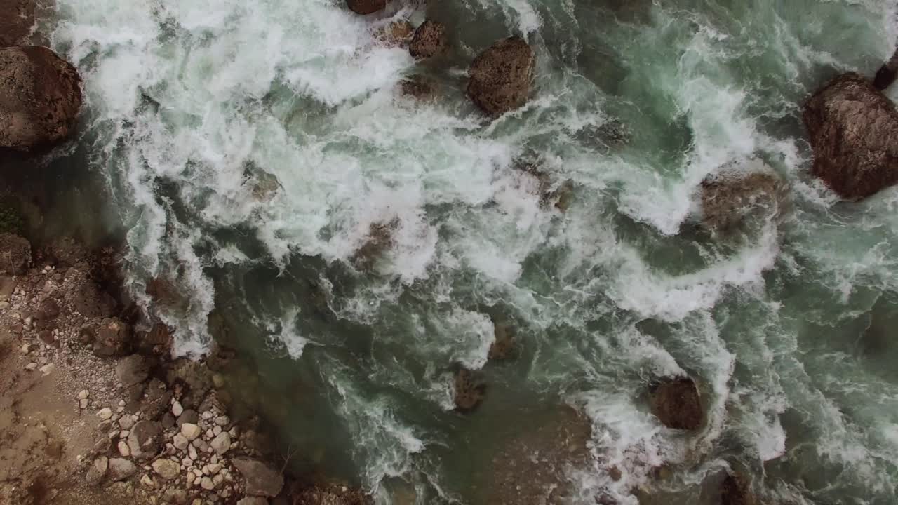 río de flujo rápido con rápidos