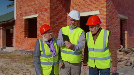 reunión familiar de los abuelos mayores agente de bienes raíces arquitecto, gerente financiero compra de casa