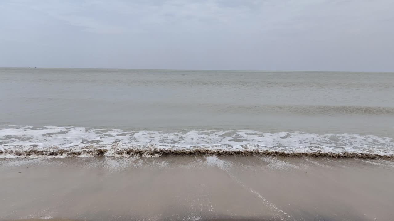 깊은 파란 바다 와 하늘 풍경 을 볼 수 있는 열대 해변