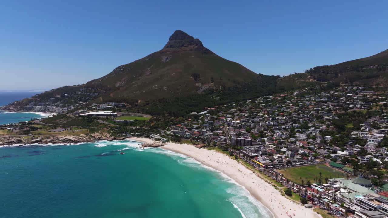 캠프 베이 비치 위에서 포워드 돌리, 배경에는 사자의 머리가 있습니다.