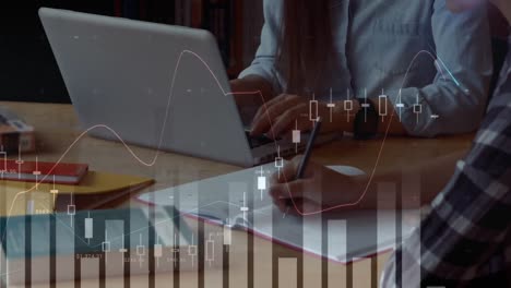 estudiantes usando una computadora portátil y escribiendo en un cuaderno