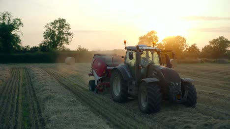 tractor empacando paja 05