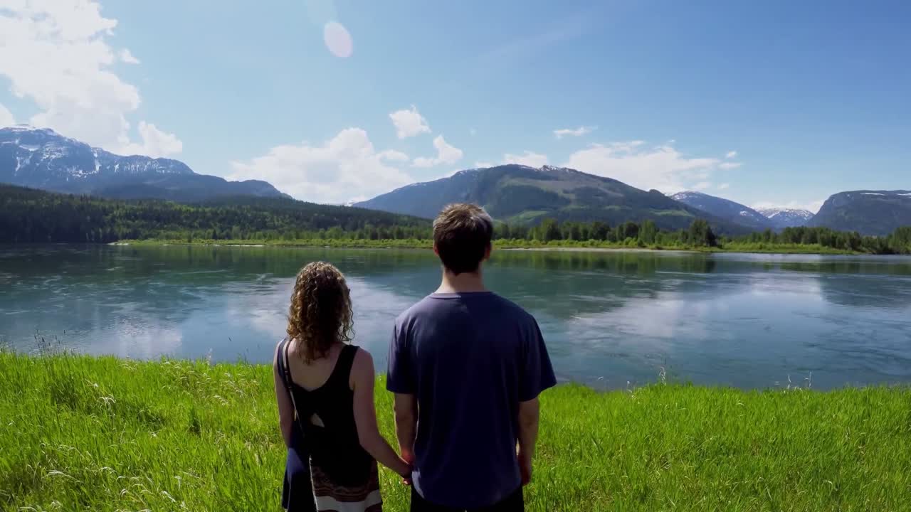 산맥 4k로 둘러싸인 아름다운 호수를 보는 커플