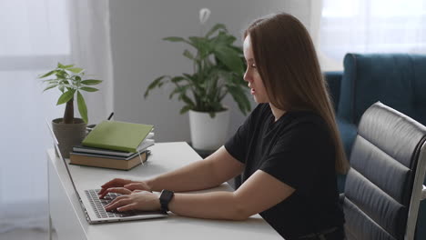 Consulta-En-Línea-Mediante-Chat-En-Internet-La-Mujer-Está-Trabajando-Remotamente-Desde-Casa-En-El-Servicio-De-Soporte-Técnico-Escribiendo-Mensajes-Por-Computadora-Portátil-Independiente-Y-Trabajo-A-Tiempo-Parcial