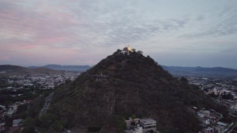 disparo aéreo en órbita ascendente de la colina de san miguel en atlixco puebla