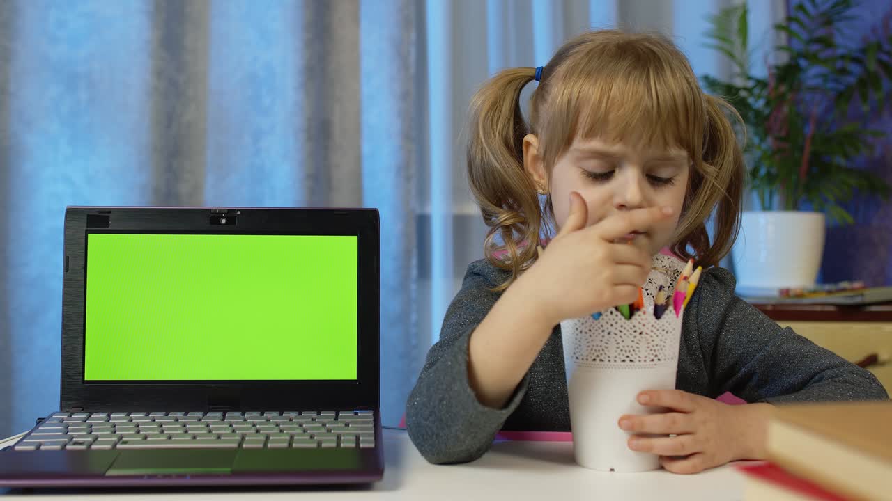aprendizaje en línea, educación a distancia, lección en casa, tecnología para niños, computadora portátil con pantalla verde
