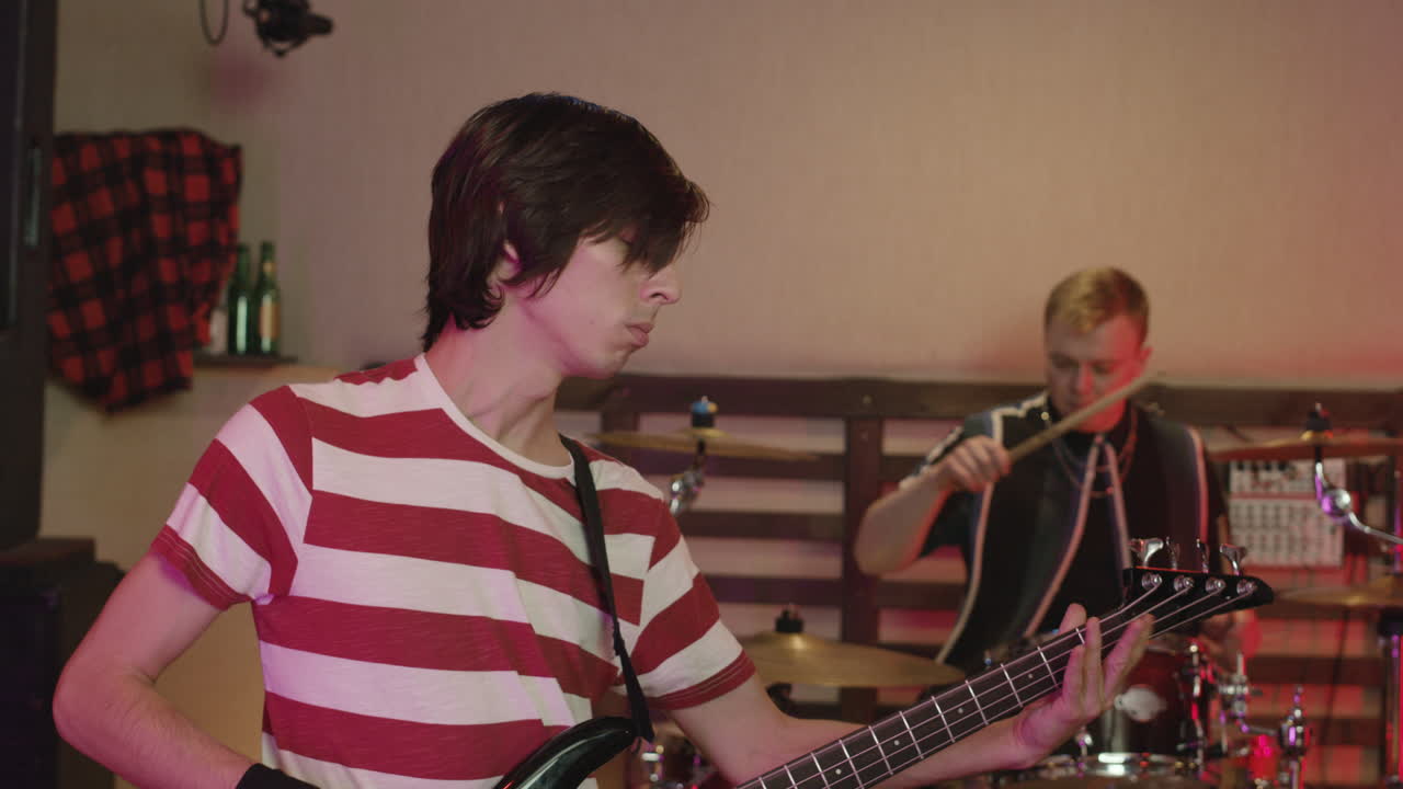 녹음실 1에서 리허설 중인 음악 밴드