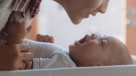 Junge-Mutter-Küsst-Glückliches-Baby,-Lacht-Und-Genießt-Die-Liebevolle-Mutter,-Die-Ihr-Kleinkind-Zu-Hause-Pflegt