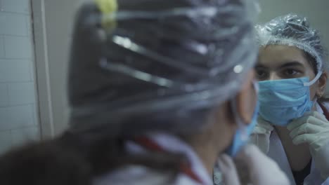 doctora con una máscara frente al espejo