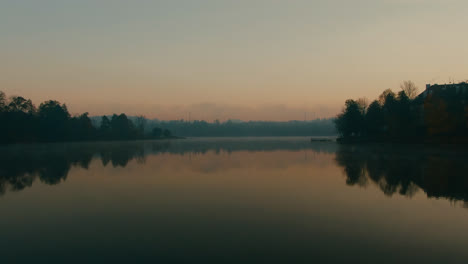 Volar-Sobre-El-Lago-Tabor-Checo-Otoño-Frío-Mañana-Sol