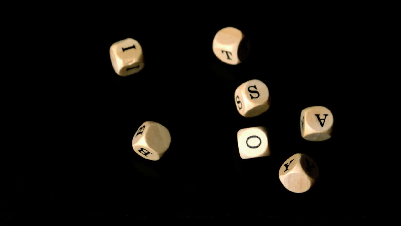 un niño juega a los dados.