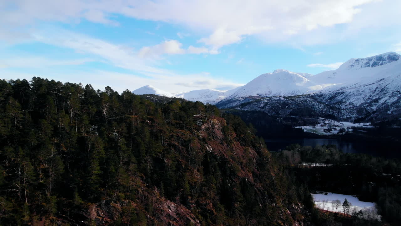 겨울에 노르웨이 산 절벽의 조감도