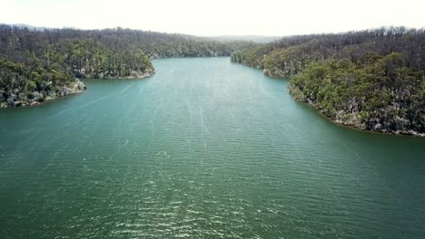 imágenes de drones descendentes sobre la entrada de mallacoota, en el este de victoria, australia, diciembre de 2020, un año después de que los incendios forestales afectaran la región