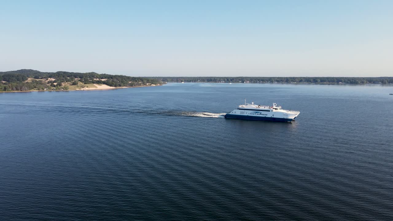 el ferry expreso del lago temprano en la mañana, llegando a muskegon