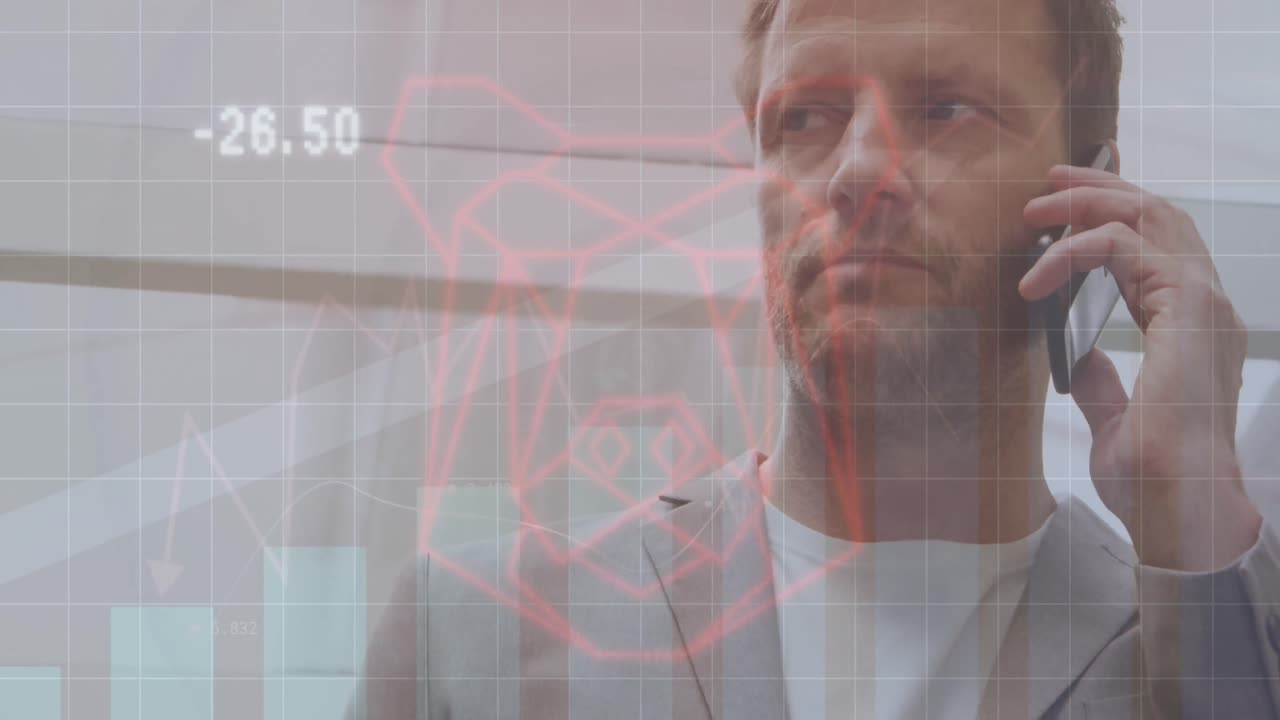 animación del procesamiento de datos sobre un hombre de negocios caucásico hablando por teléfono inteligente