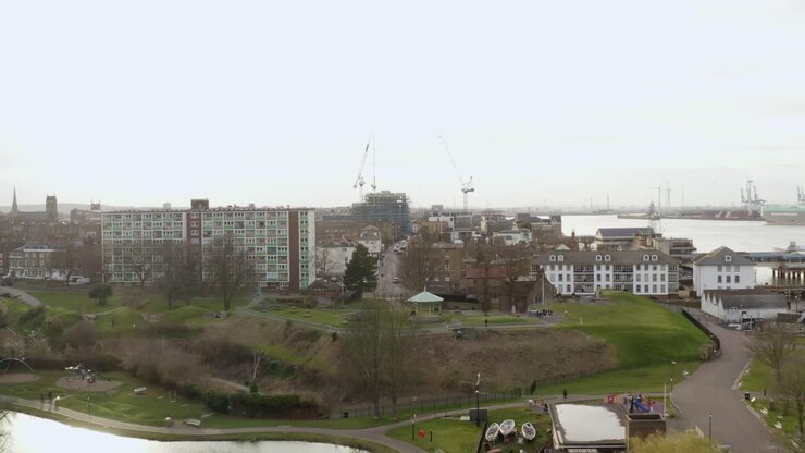 Vista aerea bassa sul porto di Gravesend, imbarcazioni e Tamigi con un'atmosfera di cielo cupo
