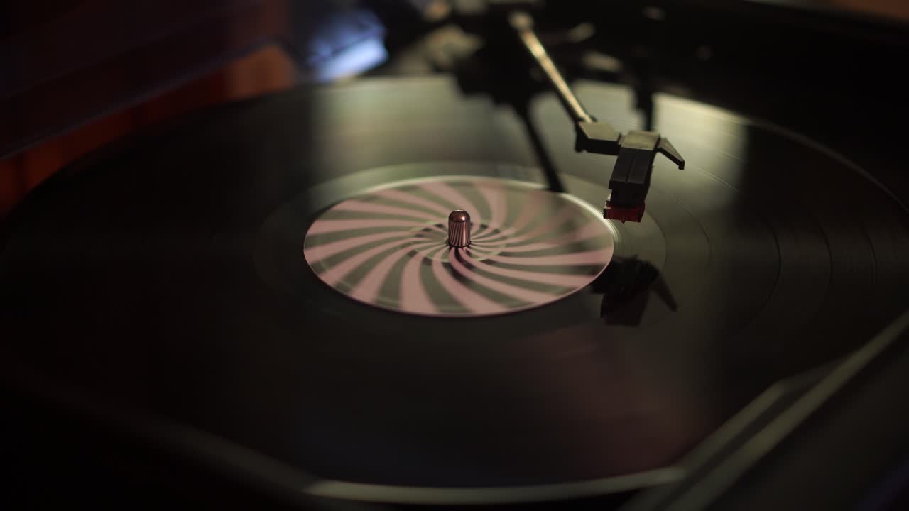 Primo piano: disco in vinile a 33 giri che gira su giradischi vintage.