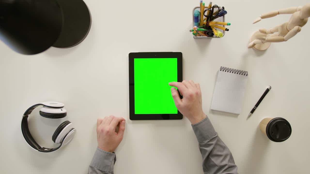 палец прокручивается на зеленом сенсорном экране