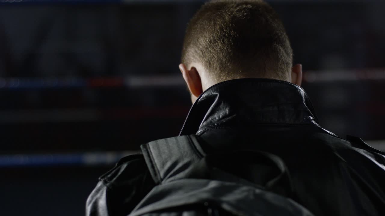 Homem com mochila em um ringue de boxe