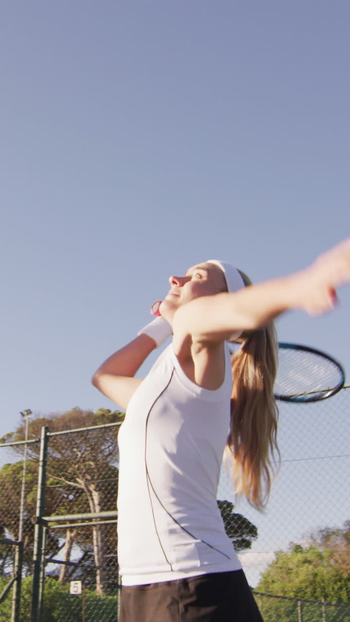 라켓 을 들고 공 을 치는 행복 한 백인 여자 테니스 선수 의 비디오