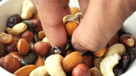 un puñado de nueces mezcladas y frutas secas