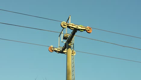 Sistema-De-Poleas-Y-Cables-De-Remonte-En-Desuso-En-El-Jardín-Franco-alemán-En-Saarbrucken,-Alemania