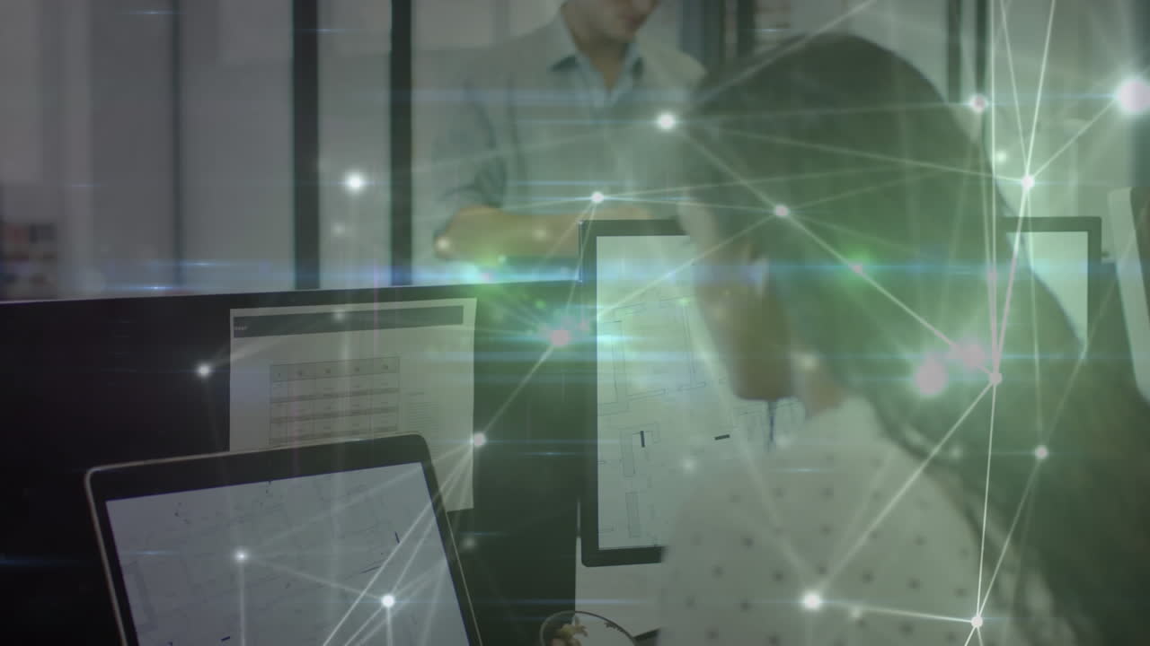 animación de una red brillante y procesamiento de datos sobre una mujer de negocios que usa computadoras en la oficina