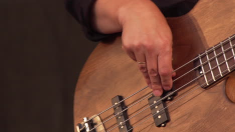 Hombre-Tocando-La-Guitarra