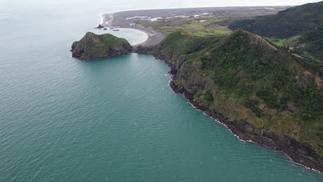 Bahía-Wonga-Wonga-Con-Pista-Omanawanui,-Isla-Paratutae-Y-Playa-Whatipu-En-Auckland,-Nueva-Zelanda