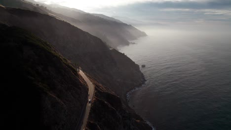 Vehículo-Solitario-En-La-Ruta-Estatal-1-De-California,-Vista-Aérea-épica,-Big-Sur